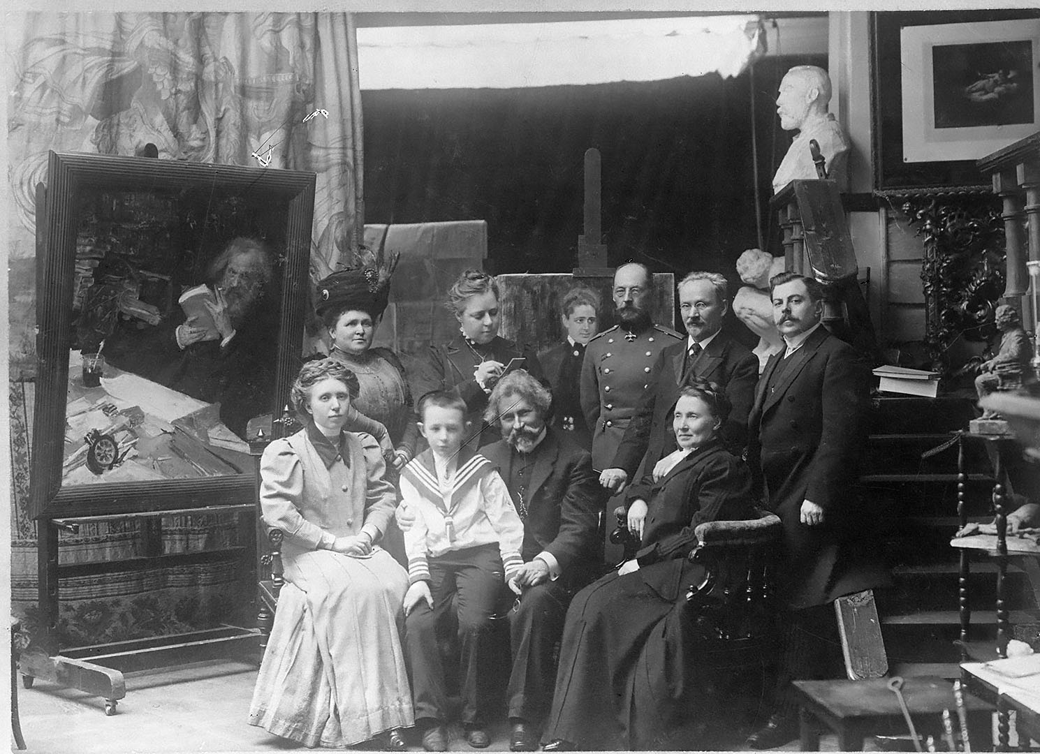 <strong>Семья В.П. Стаценко среди гостей в мастерской И.Е. Репина</strong><br /><p>1907 г.</p>
