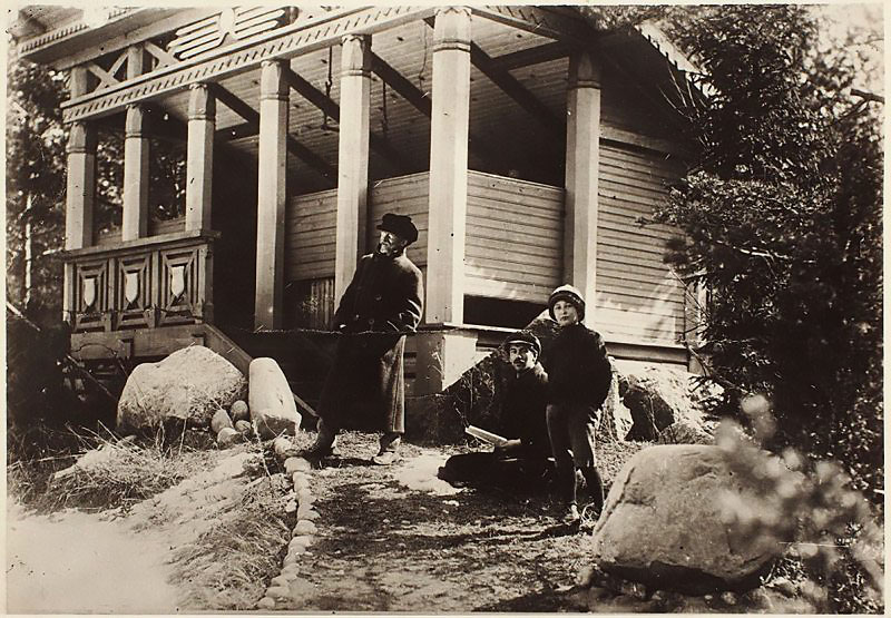 <strong>И.Е. Репин и К.И. Чуковский с сыном Колей в парке Пенат у беседки Озириса и Изиды.</strong><br /><p>1912 г.</p>
