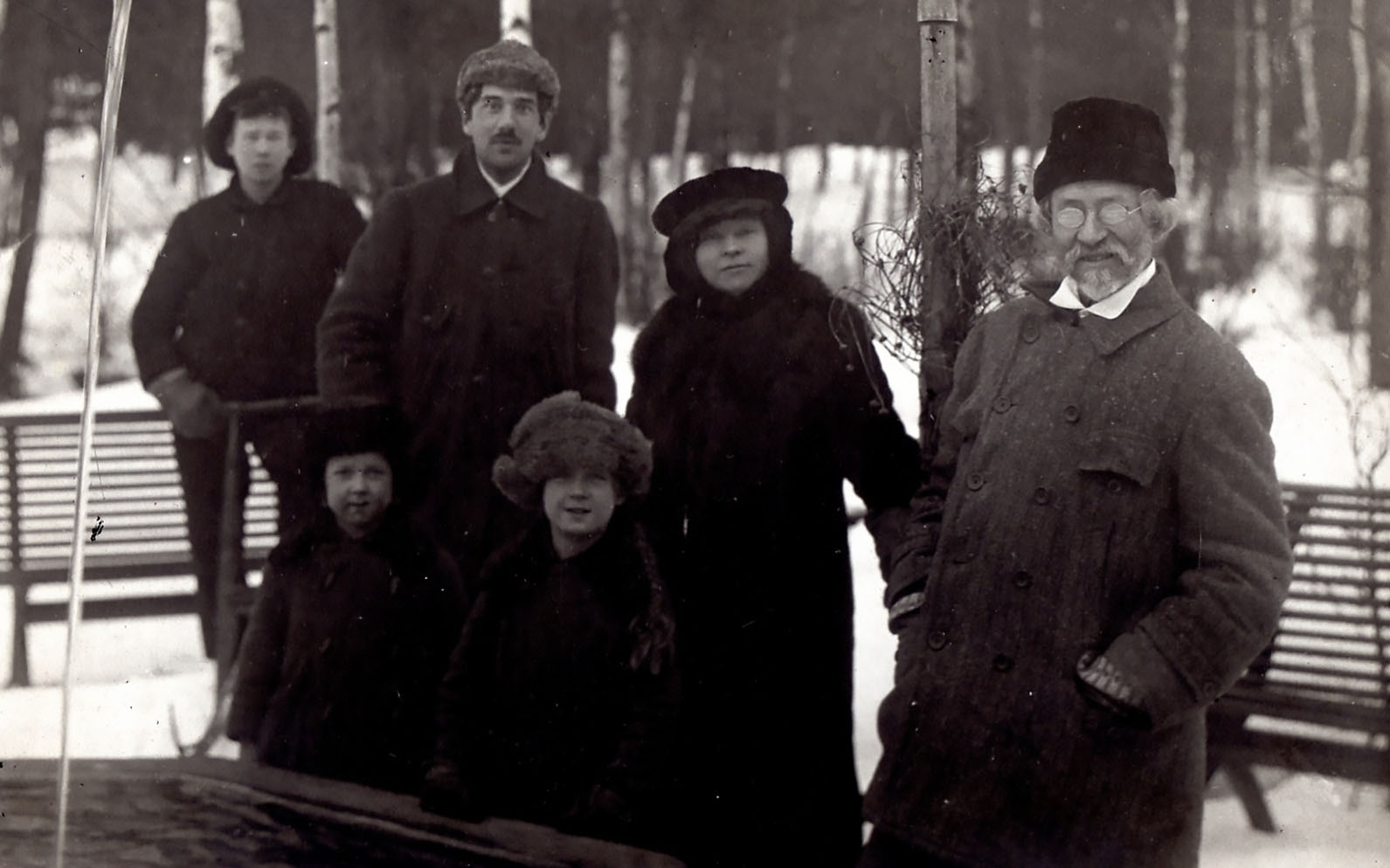 <strong>И.Е.Репин и К.И.Чуковский с детьми в парке Пенат</strong><br /><p>1910-е гг.</p>
