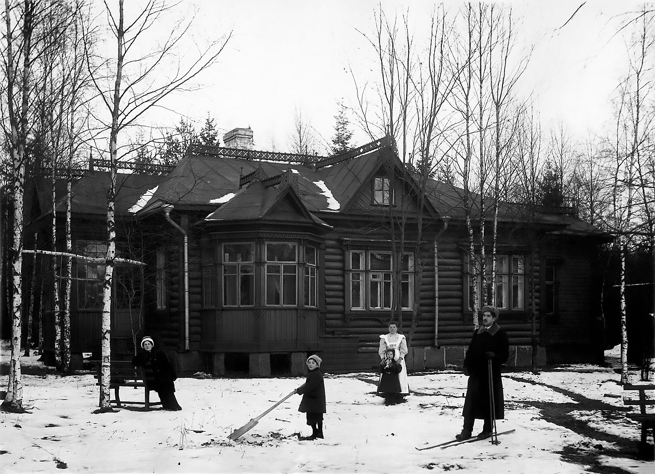 <strong>К.И. Чуковский и его семья на даче Анненковых</strong><br /><p>1900-е гг.</p>
