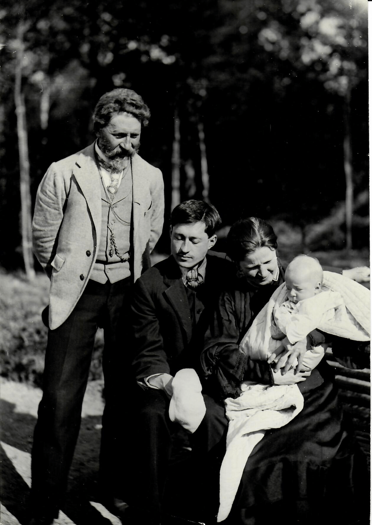 <strong>Фотография Н. Б. Нордман</strong><br /><p>И. Е. Репин и Ю. И. Репин с женой и сыном Гаем на скамейке в Пенатах</p>
<p>1906</p>
<p>Научно-исследовательский музей при Российской академии художеств</p>
